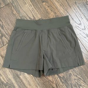NWOT Athleta Trekkie North Short